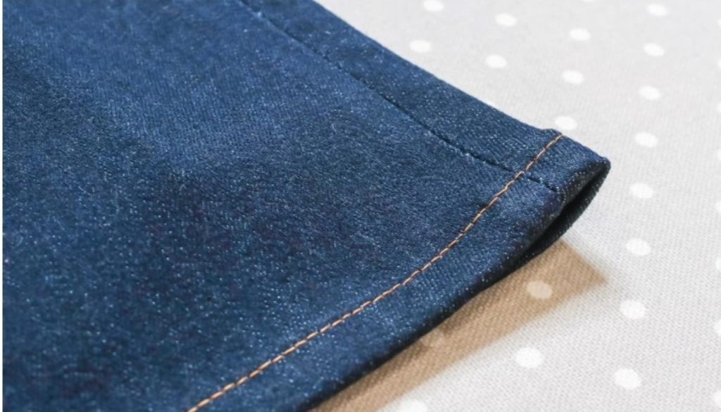 Bord d'un tissu en denim